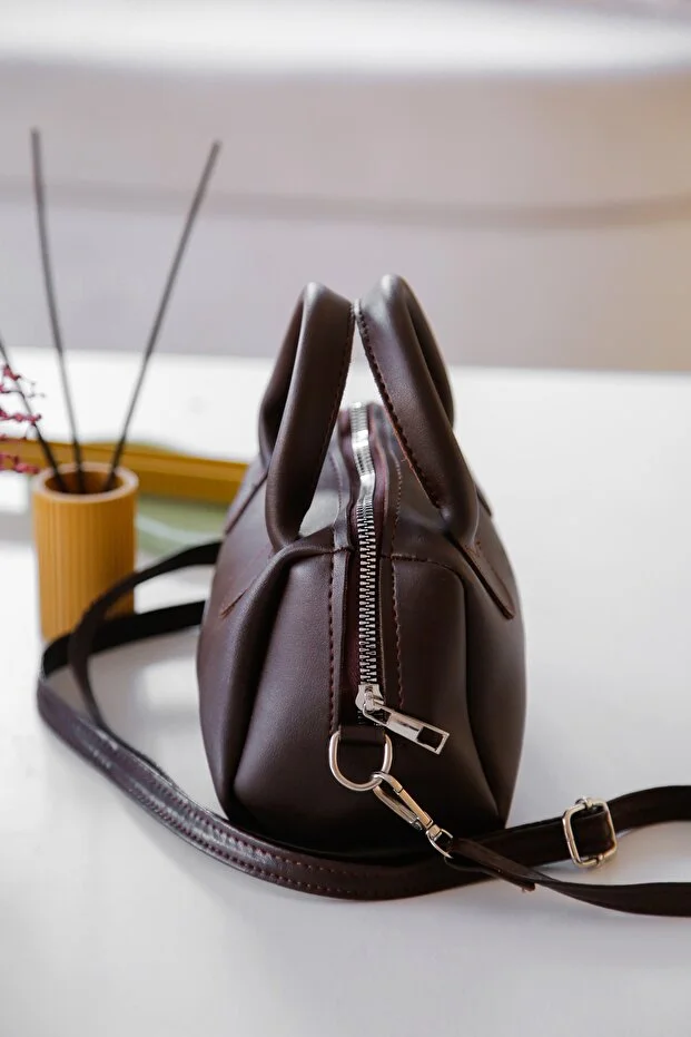 Koyu Kahverengi Suni Deri Tek Bölmeli Fermuarlı Ayarlanabilir Askılı El Kolve Omuz Çantası